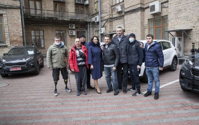 Кличко передал ветеранам войны ключи от автомобилей