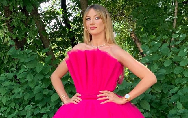 Лесю Никитюк в кожаном мини и "косухе" застали за странным занятием