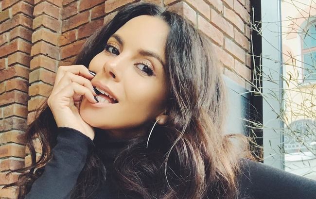 "Томный изгиб": Настя Каменских в прозрачном наряде восхитила фанов