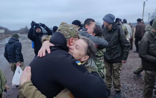 СБУ показала видео освобождения из плена 140 украинских защитников