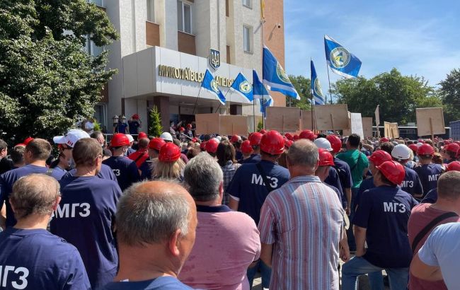 Тысяча рабочих НГЗ протестует под судом против остановки завода