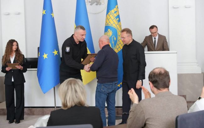 "Тільки разом вистоїмо": Кличко відзначив львівських комунальників за подвиг у Києві (фото)