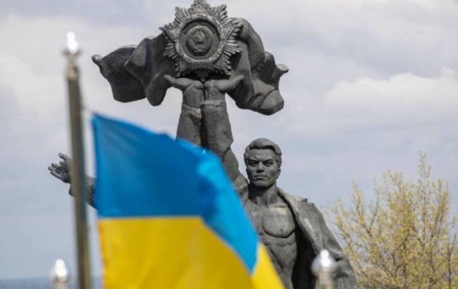 Отпала голова. В центре Киева убирают скульптуру рабочих, символизирующую дружбу Украины и РФ