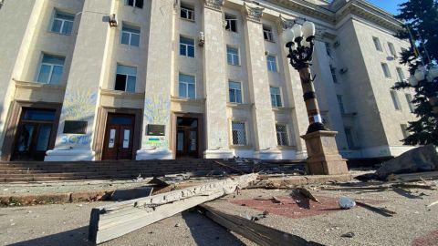 Пошкоджено два поверхи. РФ сьогодні обстріляла будівлю ОВА у Херсоні
