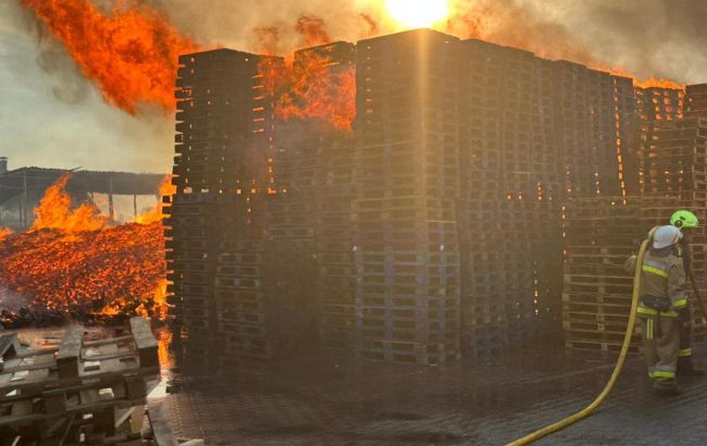 Росія атакувала Київщину: є постраждала, спалахнула пожежа на підприємстві