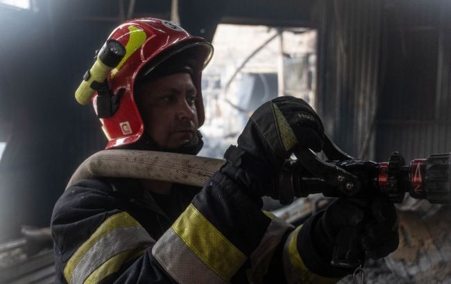Пожежа триває тільки на Оболоні: рятувальники назвали наслідки удару по Києву