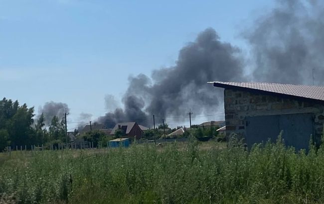 В оккупированном Геническе "прилет": над городом виднеется дым