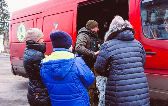 Оккупанты обстреляли конвой с гумпомощью для жителей Луганской области