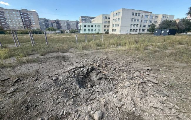 Росіяни вдарили артилерією по Краматорську, пошкоджено школу, загинула жінка