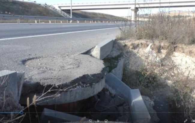 Журналісти показали, як у Криму провалюються новозбудовані дороги