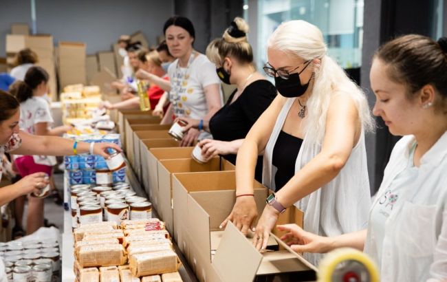 Пострадавшим от наводнения на Закарпатье доставили продуктовые наборы от Фонда Порошенко