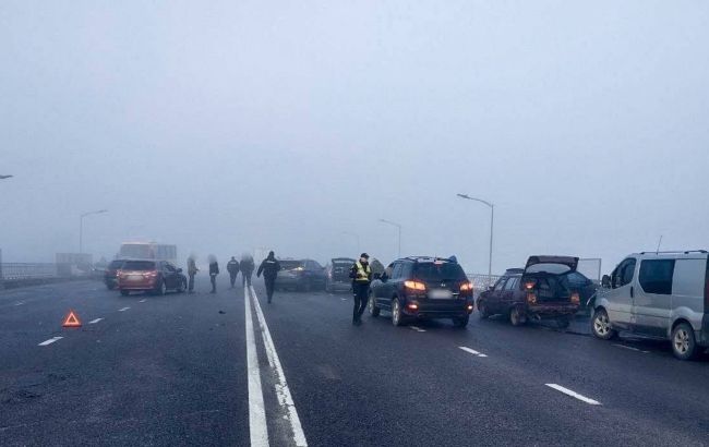 Во Львове на мосту произошло масштабное ДТП с участием 27 авто