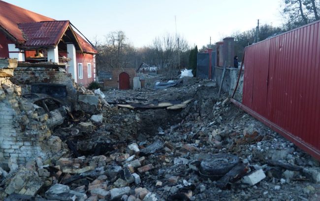 Атака дронами на Київську область: окупанти пошкодили будинок літньої пари