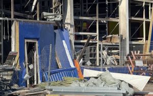 Росіяни вдарили по "Епіцентру" у Харкові, постраждала жінка (фото, відео)