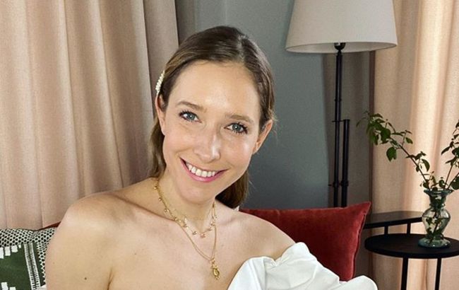 Невероятная! "Сияющая" Катя Осадчая в роскошном наряде покорила бесконечными ногами