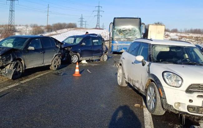 Во Львовской области столкнулись автобус и три автомобиля: много пострадавших