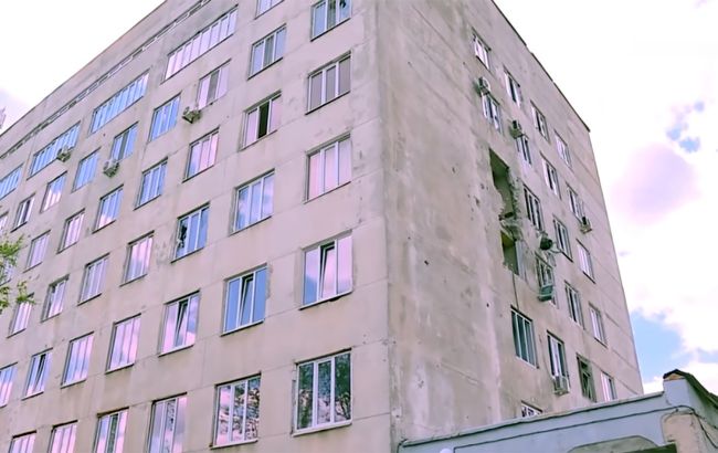 Оккупанты обстреляли больницу в Северодонецке. Помощь раненым оказывали в разбитом здании