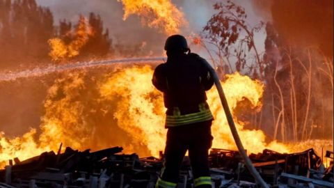 Росіяни атакували один з мікрорайонів Херсона: почалась масштабна пожежа на складі