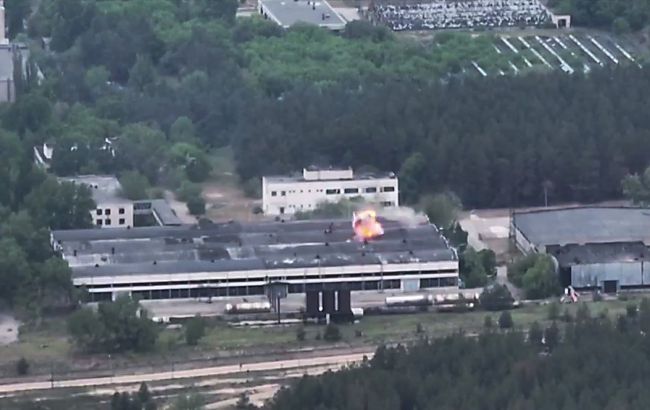 Украинские артиллеристы вчера уничтожили автопарк техники россиян в Луганской области