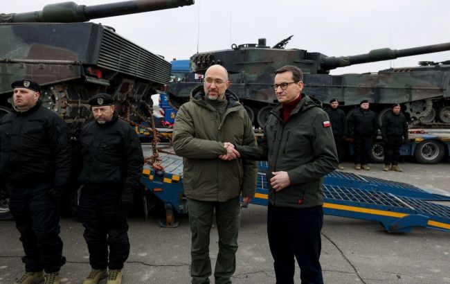 Шмыгаль показал первые танки Leopard 2, которые доставили в Украину (фото)