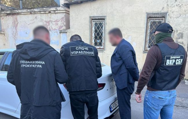 Выманивал взятки. В Одессе арестовали командира отделения, который называл себя военкомом