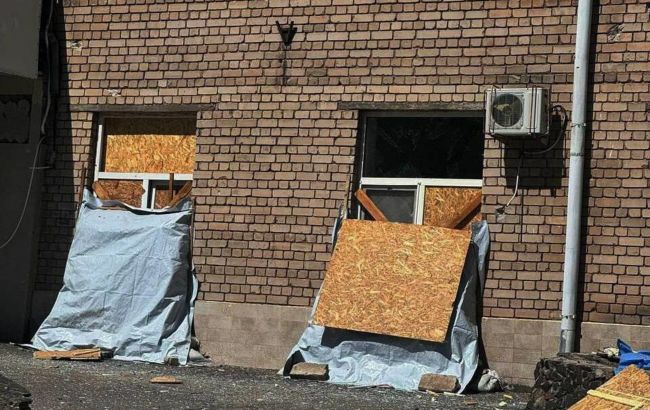 Авіаудар по Херсону: є поранені, пошкоджено лікарню та будинки