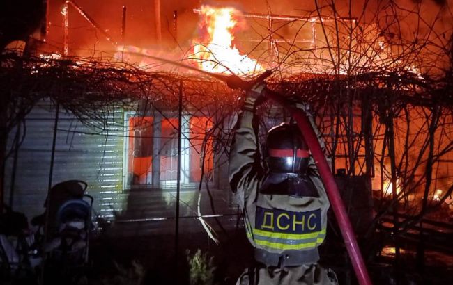 Під Києвом сталася пожежа у двоповерховому будинку: усередині була родина із 5 дітьми