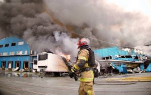 Росіяни вдарили по Дніпру, горить склад логістичної компанії