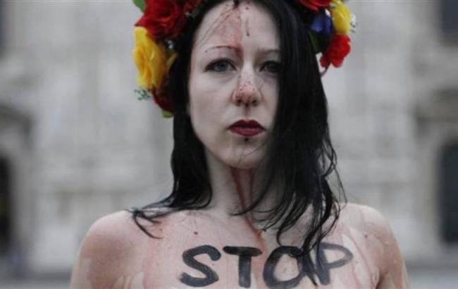 Оголена активістка Femen оголила груди в Ватикані