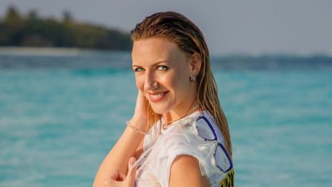 Без белья и в рваных джинсах: Леся Никитюк засветила обнаженную грудь и плоский животик