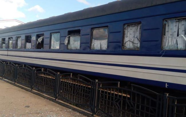 Росіяни вдарили по вокзалу в Сумах: пошкоджено поїзд з людьми (фото)
