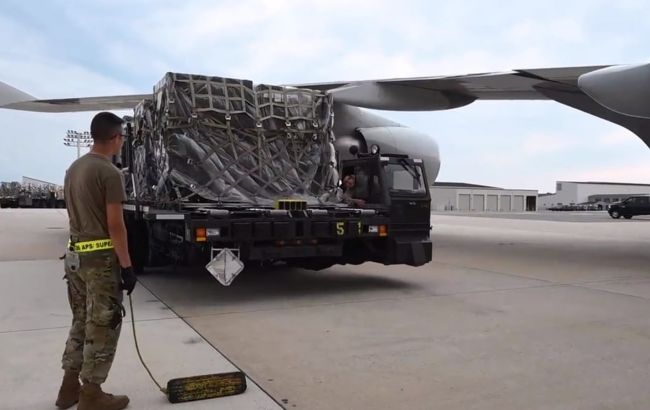 Пентагон показал погрузку гуманитарной помощи для Украины