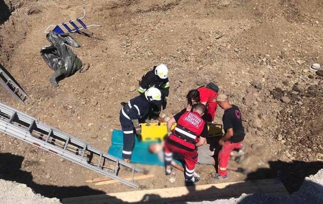 Прижало бетонной плитой. Во Львовской области спасатели достали мужчину из трехметровой ямы