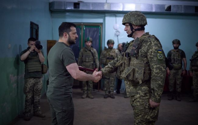 Зеленский посетил украинских бойцов на передовой (видео)