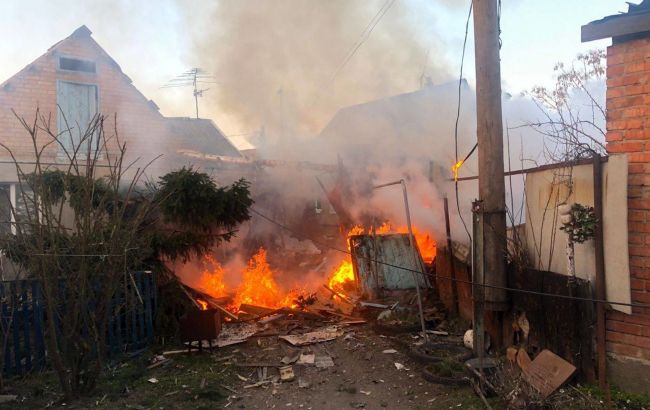 Зранку російські окупанти обстріляли Нікополь: зайнялася пожежа