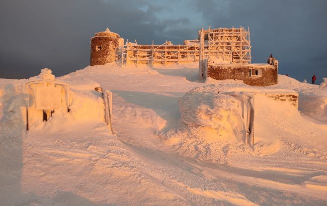 Украинцев предупредили о лавинной опасности и показали фото рассвета в Карпатах