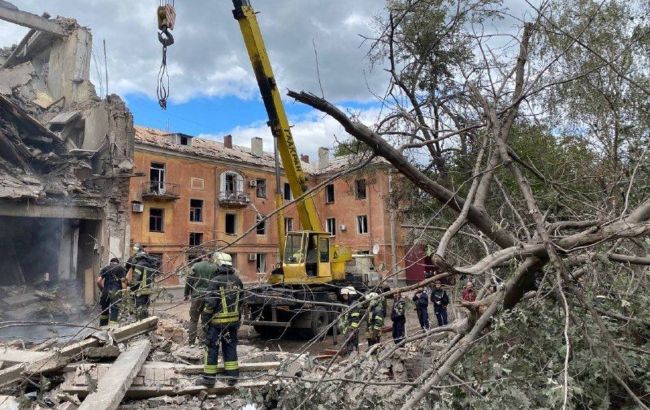 Ракетный удар по Славянску: из-под завалов достали тело человека