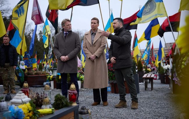 В Украину приехала премьер Дании. С Зеленским посетила Лычаковское кладбище