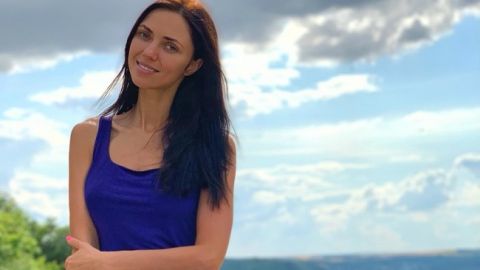 Натхненна Віка з НеАгелов блиснула стрункими ніжками на морському березі