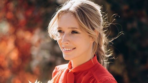 Сама ніжність: ймовірно вагітна Осадча у вільному вбранні підкорила морським фотосетом