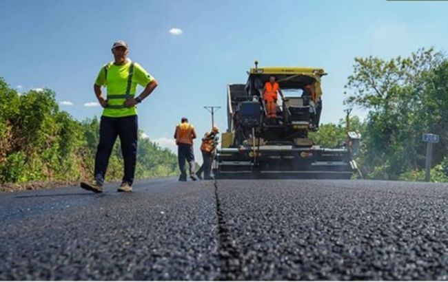 У Луганській області  приступили до покриття фінальної частини траси Н-26 за програмою президента