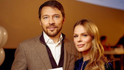 Ольга Фреймут в прозорому вбранні підкорила фото з чоловіком