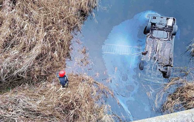 В Николаевской области автомобиль упал с моста: пять человек погибли, из них двое детей