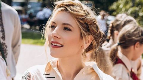 Підтримую Батьківщину: зірка "Вікінгів" одягла вишиванку і вперше показала унікальні фото української рідні