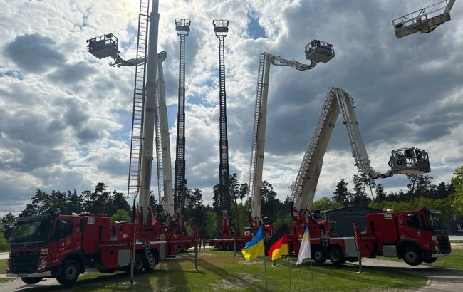 Германия передала спецтехнику украинским спасателям