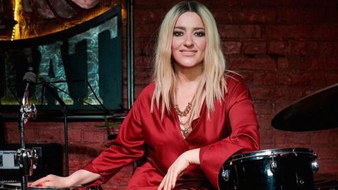 "Виглядаєш на 110%!" Задоволена Могилевська в одному халаті викликала захват в мережі