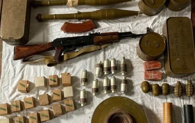 У Донецькій області в будинку знайшли схрон бойовика зі зброєю та боєприпасами