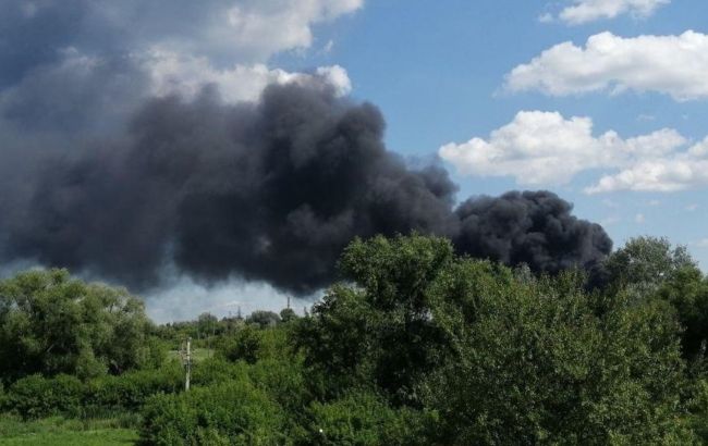 Під Бєлгородом після атаки дронів спалахнув хімзавод: дим видно за 25 кілометрів (фото)