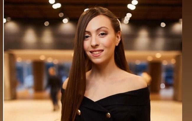 Дочь Оли Поляковой в трендовом образе показала длинные ноги