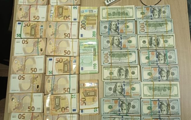 "Схрон" в подлокотнике: украинец пытался тайно вывезти 11 млн гривен за границу